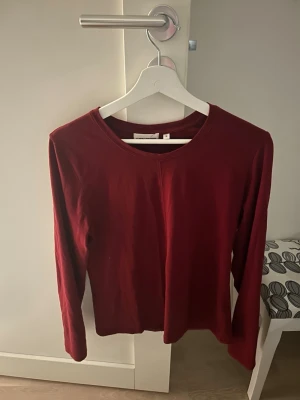 Röd långärmad - Röd långärmad i strl. M från MQ använd 1 gång. 