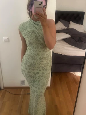 Ljusgrön långklänning med öppen rygg - Lappen kvar, storlek 38, vill bli av med fort så pris kan diskuteras 