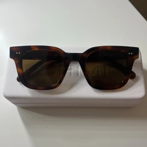 Chimi 04 - Säljer ett par snygga solglasögon från CHIMI i modell 04. Solglasögonen är i mycket bra skick. Fodral och box tillkommer.
