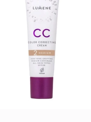 Lumene CC Cream Medium SPF20 - Lumene CC Color Correcting Cream i nyansen 2 Medium ger en jämn hudton med medium täckning. Tuben är vit med lila detaljer och har en praktisk skruvkork. Passar alla hudtyper och innehåller SPF20. Den är helt oanvända då jag bara har tästat den på handen det är fel färg för mig 