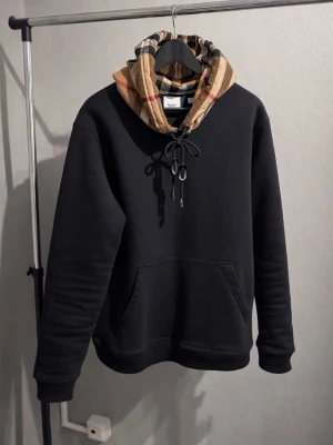 Burberry Samuel Check Hoodie - Svart Burberry Samuel Check Hood Hoodie. Knappt använd och aldrig tvättad. Nypris på 10k.