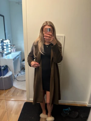 Olivgrön lång kappa   - Snygg olivgrön kappa 