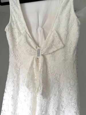 Chiara forthi klänning - Aldrig använd av mig men vid något enstaka tillfälle av tidigare ägaren. Djup i ryggen med rosett, har ilägg vid brösten. Lappen med storlek är bortklippt men skulle säga att den passar xs/s.