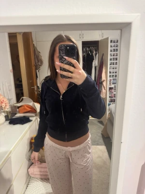 Juicy couture zip up - Säljer en äkta juicy couture zip up i storlek S. Den sitter super fint och säljer samt byxorna som passar perfekt tillsammans!💕