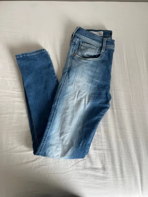 Blåa Replay anbass jeans W29 L32 -  Replay jeans i modellen anbass med 29-32