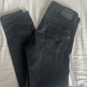 Svarta Replay jeans. W30 L32 -  Svarta Replay anbass jeans 