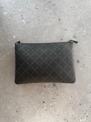 By melene birgir - med band  - Använt den bara några gånger, fin skick men finns bara lite smink fläckar i väskan ( se i sista bilden). Men går bort om man tvättar bort det. Priset går att diskuteras! 😁🌸