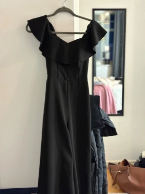 Svart  jumpsuit - Snygg svart jumpsuit med off shoulder-krage och vida ben..perfekt alternativ till klänning så sjukt snygg