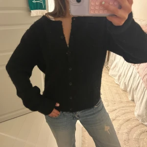 Svart stickad kofta🌻 - Säljer en svart stickad kofta med knappar framtill. 💘