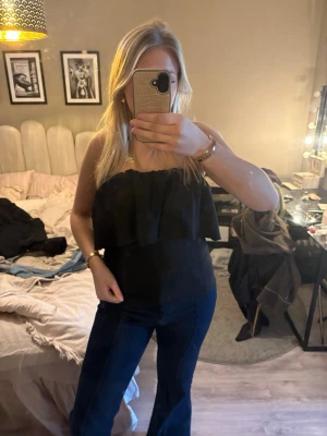 Svart axelbandslös tubtopp - Jätte fin festlig topp ifrån Zara. Använd ett fåtal gånger🩷