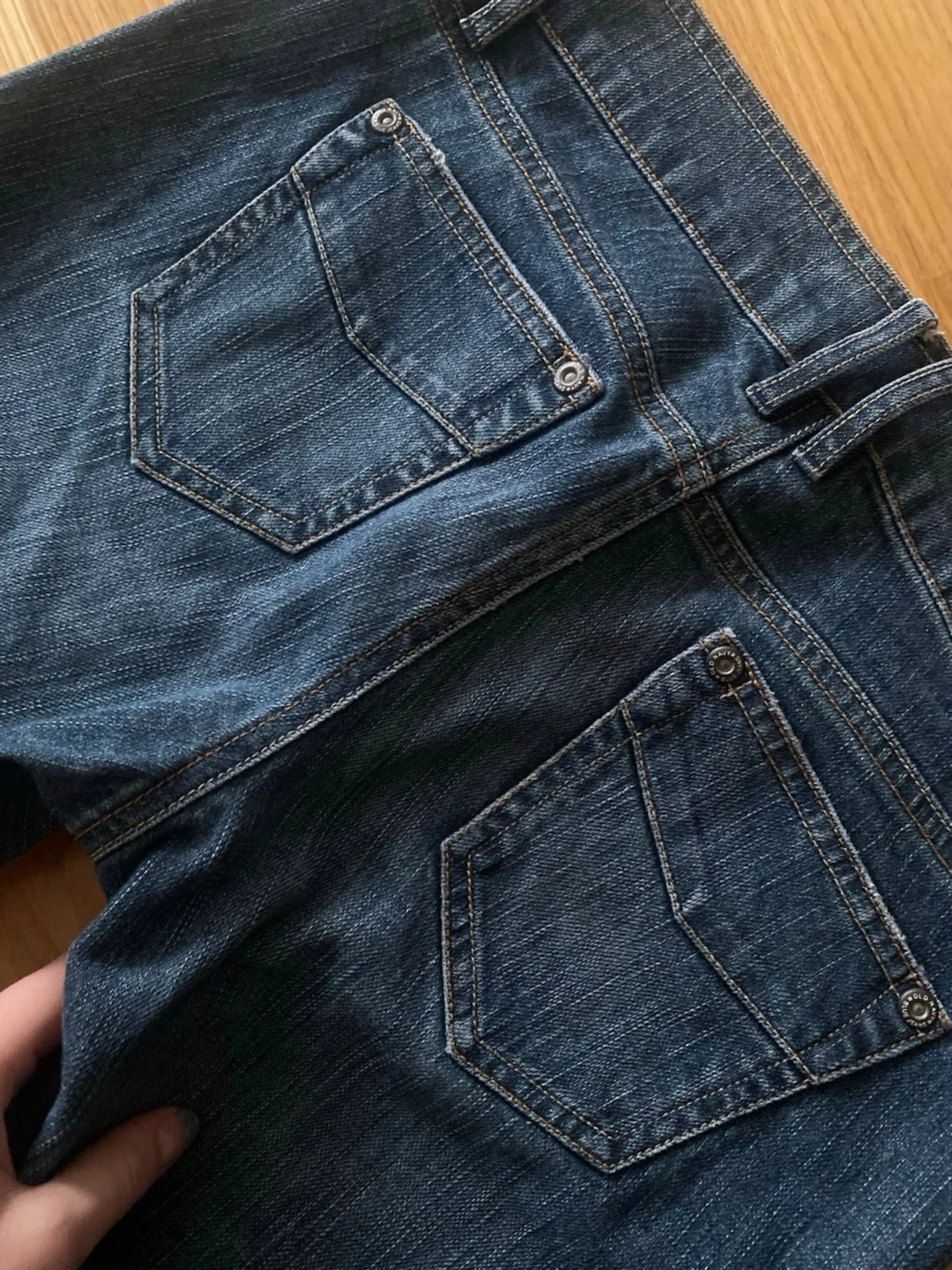 Mörkblå bootcut jeans med fickor - 5