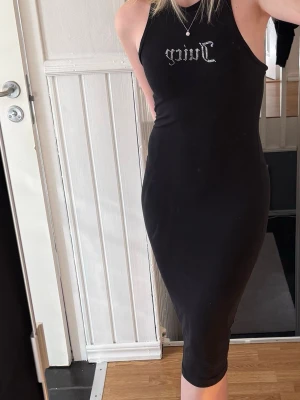 Juicy klänning - Snygg Juicy Couture klänning i mycket fint skick. Några få diamanter saknas men inget som man tänker på🤗  Klänningen är köpt på Nelly💕