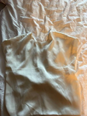 Vit omlott topp i satin - (Utförsäljning av alla mina kläder, så priset jag lägger ut för gäller, och inget lägre)