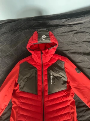 Sailracing jacka herr - Riktigt snygg jacka från Sailracing som är storlek M passar nog S också, Kan användas i alla väder speciellt nu till våren. Inprincip ny, Sailracing påsen finns kvar och skickas med. Köpt från Boozt i vintras. Är öppen för pris förslag, skriv privat vid fler bilder eller funderingar 