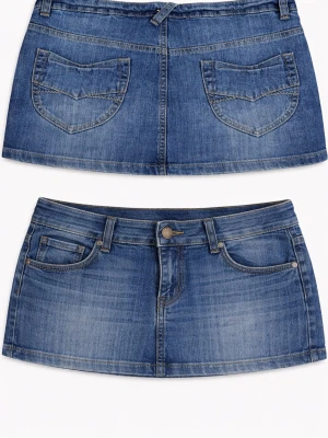 Blå jeansminikjol med fickor - Snygg blå jeansminikjol i klassisk denim med fem fickor, bälteshällor och knappstängning framtill. Kjolen har en rak och kort passform med tydliga sömmar och slitningar för en trendig look. Perfekt att matcha med sneakers eller boots.