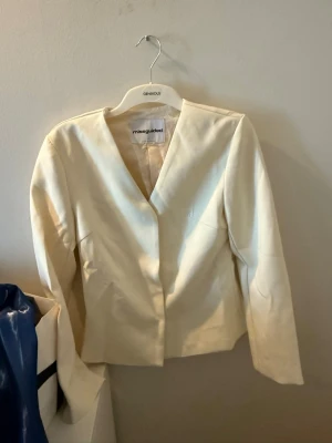 Vit kavaj från Missguided - Stilren vit kavaj från Missguided med rak passform och djup V-ringning. Kavajen har långa ärmar och är tillverkad i ett slätt tyg som ger en clean look. Perfekt för att lyfta vilken outfit som helst.