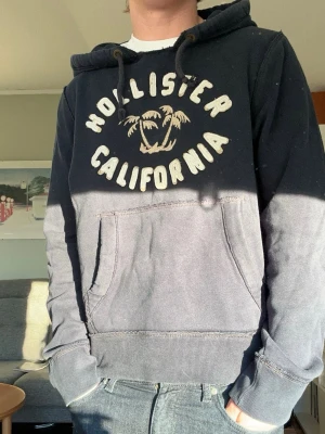 Hollister vintage hoodie(sällsynt) - Riktigt fet vintage/archive hollister huvtröja som passar super till ett par faded jeans😁Storlek M, modellen är 176cm lång. Sitter jättebra och har en fin vintage look. Skicka gärna frågor! Mvh