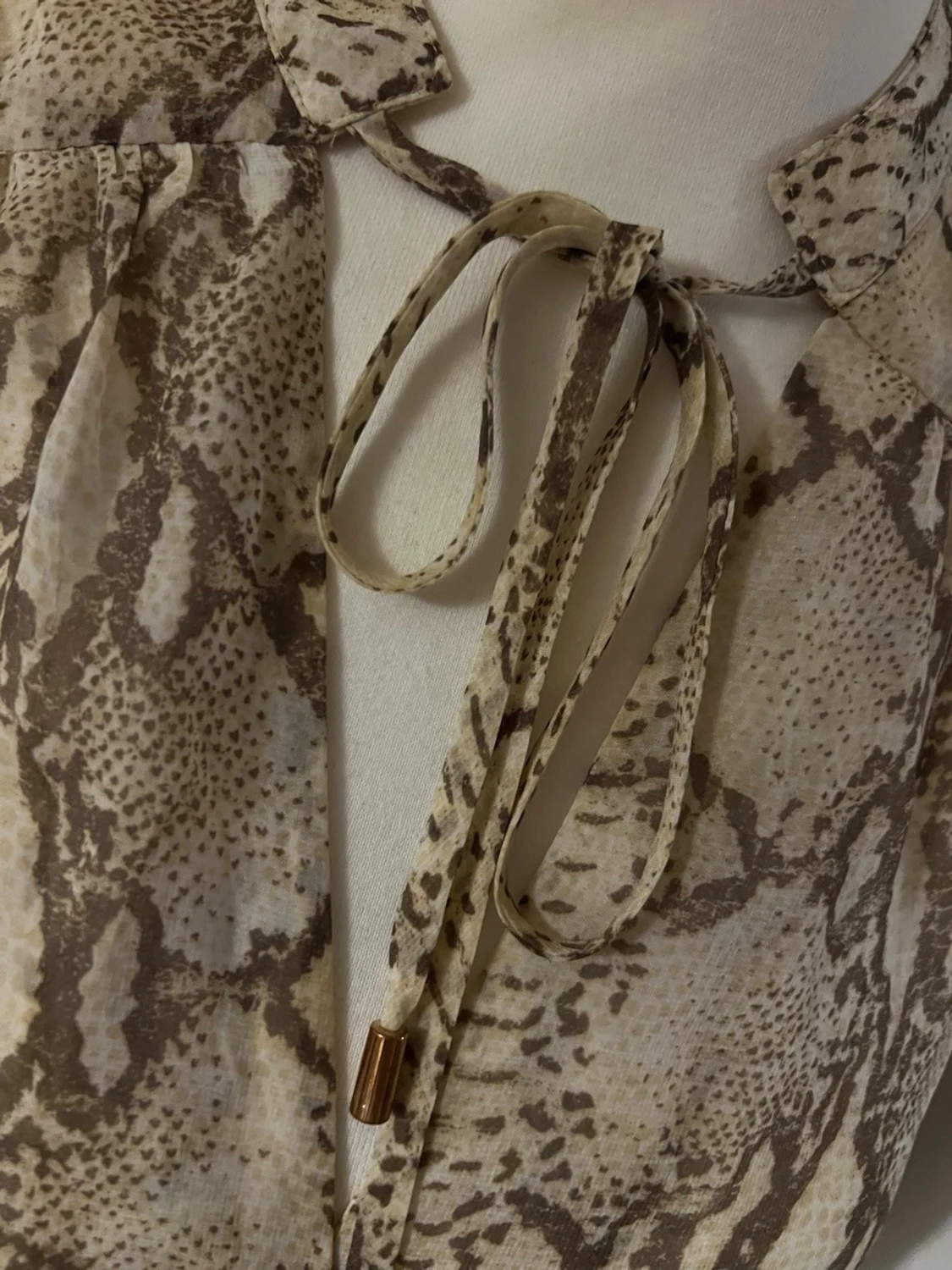 Beige ärmlös blus med ormmönster - 1