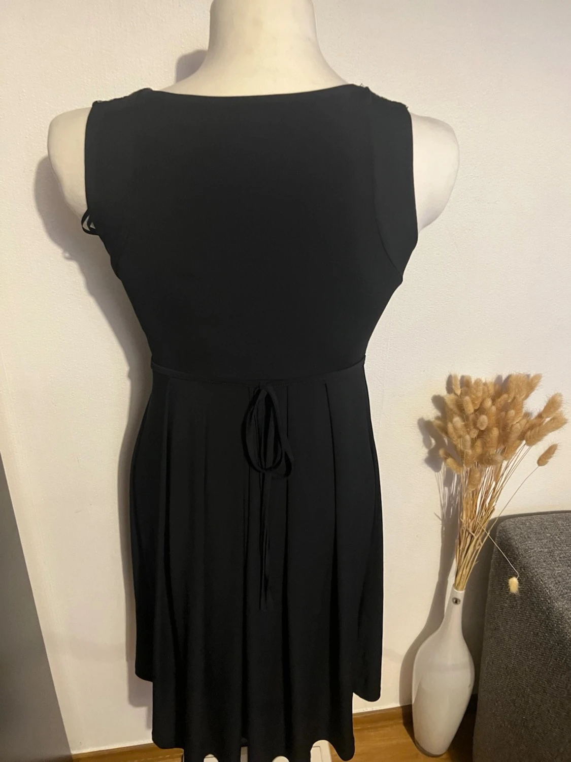 Svart klänning med paljettdetaljer - 5