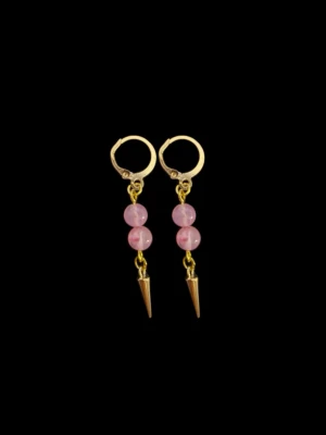 Guldörhängen med rosa pärlor och spikes - Snygga örhängen med guldfärgade ringar, två rosa pärlor på varje örhänge och en liten guldfärgad spike längst ner. Perfekt accessoar för dig som gillar en mix av sött och edgy. Materialet ser ut att vara metall och plast.