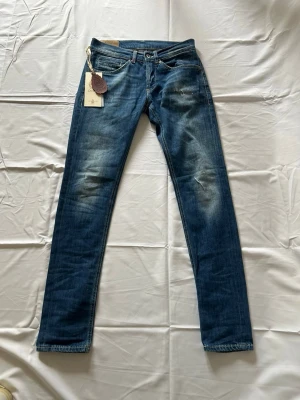 Dondup George  - Tja! Säljer nu dessa sjukt eftertraktade blå  Dondup George med original slitningar från frabrik. Se storlek nedan. Jeansen är i nytt skick och köpta i Italien.                                                                    Nypris: 3500kr                                                                 Säljs för: 999kr                                                                 Tveka inte på att höra av er vid intresse eller frågor!