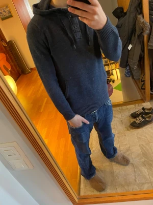 Hoodie med Knappar - Riktigt fet archive hoodie med knappar i bra passform | Storlek XS | Skriv vid funderingar och skicka gärna bud!