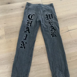 Luckamachain jeans grå  - Säljer nu min gråa luckamachain jeans då dom inte riktgt passar min stil. Jeansen är använda endast ett fåtal gånger och det är inga skavanker på dom. Ny pris kostar dom lite drygt 900kr  