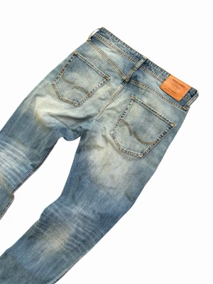 Jack & Jones Straight Comfort Mike - Tja! Säljer ett par otroligt snygga Jack & Jones jeans. Väldigt snygga fades och bra passform. Storlek - W31 L34, Modell - Comfort Mike Straight fit. 10/10 Skick. Hör av dig vid minsta fundering! Pris ej hugget i sten!