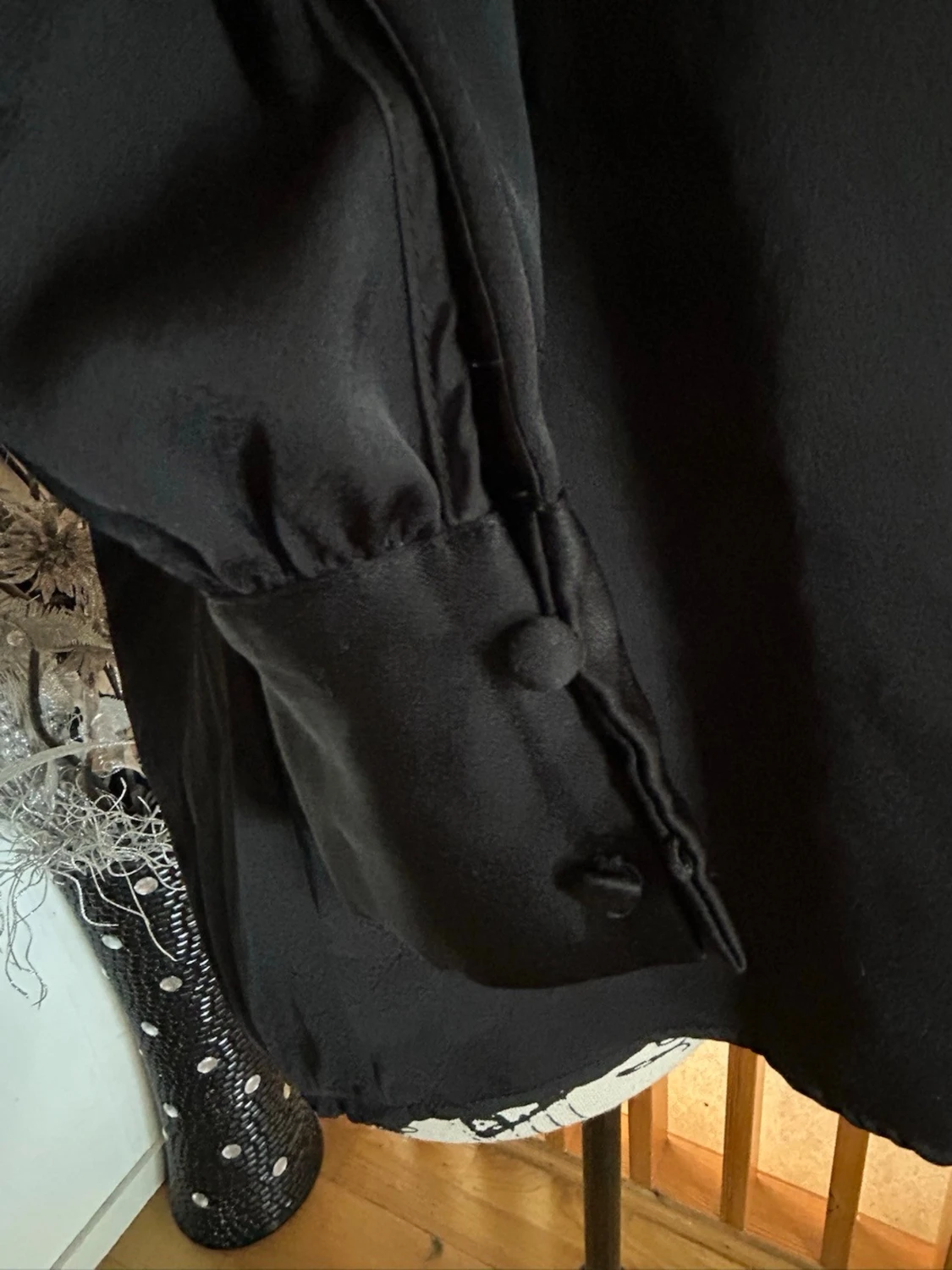 Svart oneshoulder blus med hög krage - 3