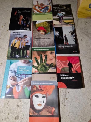Paket med kurslitteratur i pedagogik - Säljer ett paket med kursböcker inom pedagogik och hälsa. Innehåller titlar som Kommunikation, Pedagogiskt ledarskap, Specialpedagogik 1, Hälsopedagogik och Etnicitet och kulturmöten. Böckerna har färgstarka omslag och är tryckta i mjukt omslag, perfekta för gymnasie- eller högskolestudier.        100kr om man vill ha en bok. 900 för alla 10st!!!