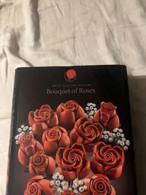 Lego blommor - Lego blommor som jag inte har öppnat. Ett perfekt födelsedagspresent till dem som gillar lego 