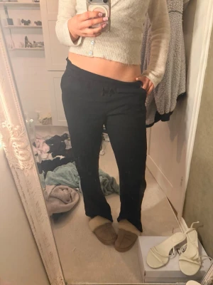 Svarta linnebyxor - Säljer ett par svarta linnebyxor. En ficka där bak sen fickor fram. Fråga om mått osv! 