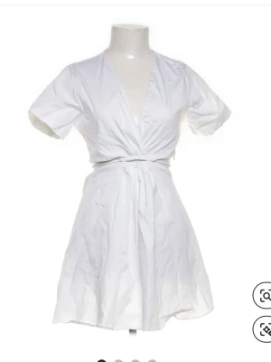 klänning med cutout  - Perfekt nu till studenttider, storlek M men skulle absolut säga att den är mer XS-S ❤️