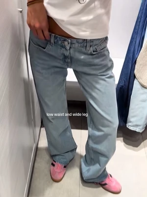 Lågmidjade jeans från Zara  - Säljer dessa populära lågmidjade jeans med rak/vid passform i ljusblå färg. Lappen hänger kvar då de aldrig kommit till använding och jeansen är därför i nyskick. Kontakta mig för fler frågor, bilder eller eventuella mått!❤️❤️