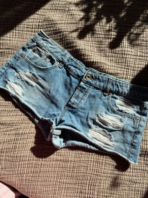 Lågmidjade jeansshorts  - Skit snygga Lågmidjade jeansshorts. Mått finns på bilderna. Pris kan diskuteras vid snabbköp. 
