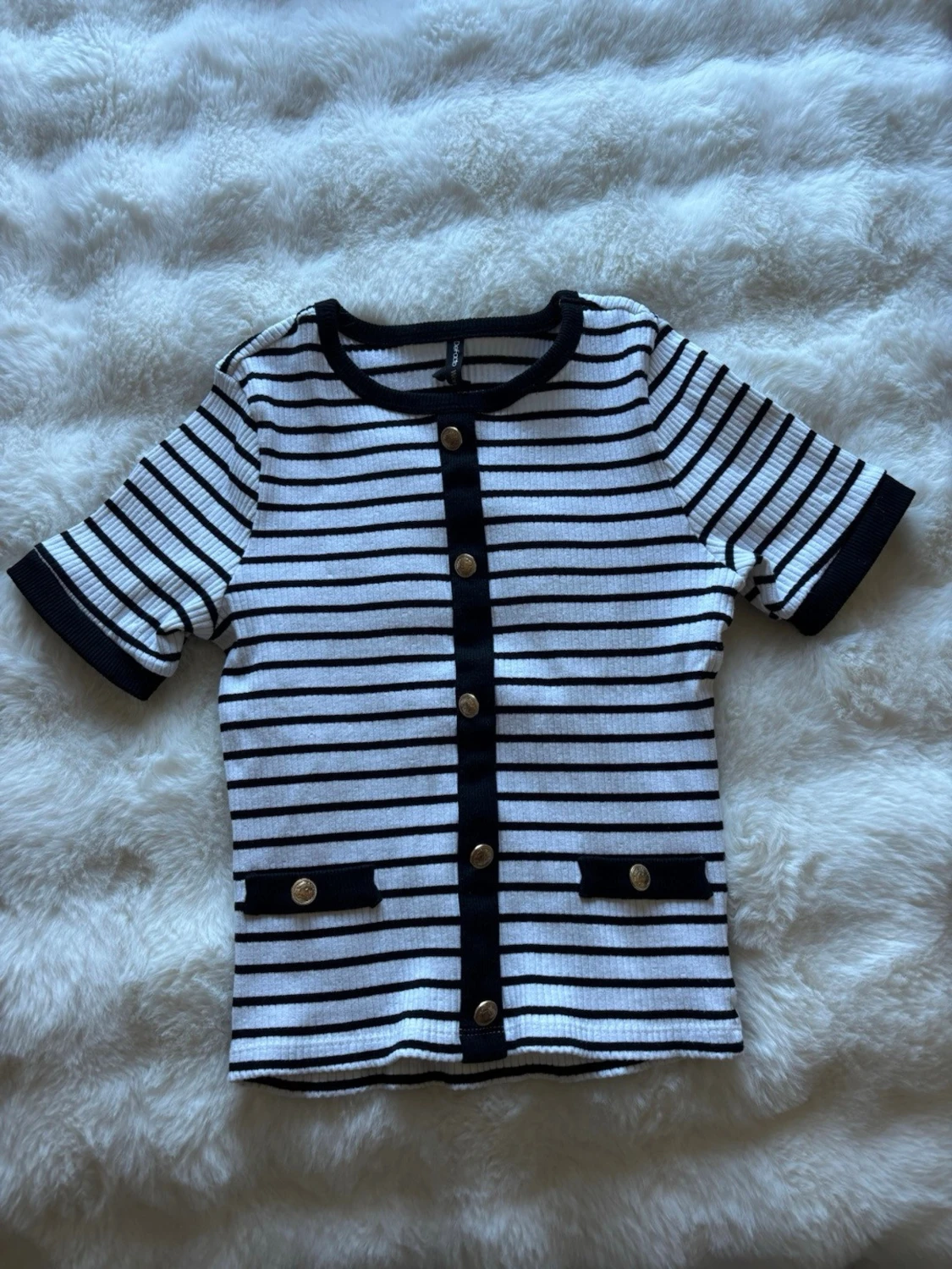 Randig kortärmad topp med knappar