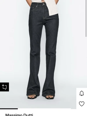 Mörkblå flared jeans Massimo Dutti - Snygga mörkblå flared jeans från Massimo Dutti.