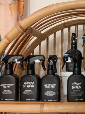 Lushsplit  - Just nu fri frakt ✨️Splittar mina Lush bodyspray i glasdekanter med spray ✨️3/5/10 ml✨️20/30/40 kr✨️Dessa dofter finns 🍭Snowfairy 🍓Strawberry feels forever 🍿Let the good times roll 🥑Avocado co-wash 🫐The comforter 🍬Sticky dates ✨️Sex bomb 🥛Milky bath 🍇Grape soda 🍯Honey I washed the kids 