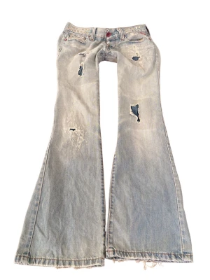 Ljusblå vintage slitna superlågmidjade jeans -  Midjemått rakt över: 39 cm, Innebenslängd: 82 cm💓