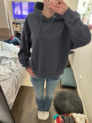 Mörkgrå hoodie med huva - Säljer enkel hoodie i mörkgrå/blå. Deb har inga synliga fläckar och är skön och mjuk att ha på. 