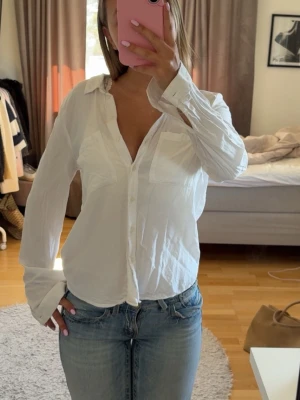 Vit skjorta  - Säljer en vit skjorta i bomull med lite lösare passform.
