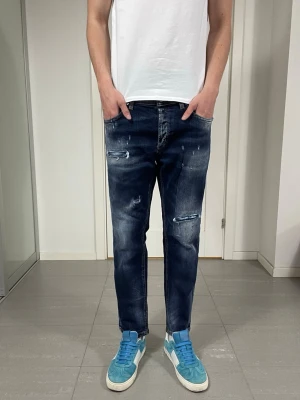 Dondup Jeans - Säljer nu dessa Dondup jeans med snygga slitningar i populär design, skriv för fler bilder/frågor🙌🏼