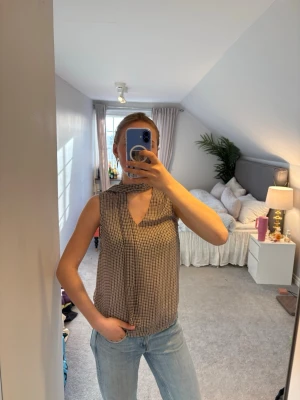 Rutig ärmlös blus med hög krage - Rutig cool blus, perfekt för sommaren💞