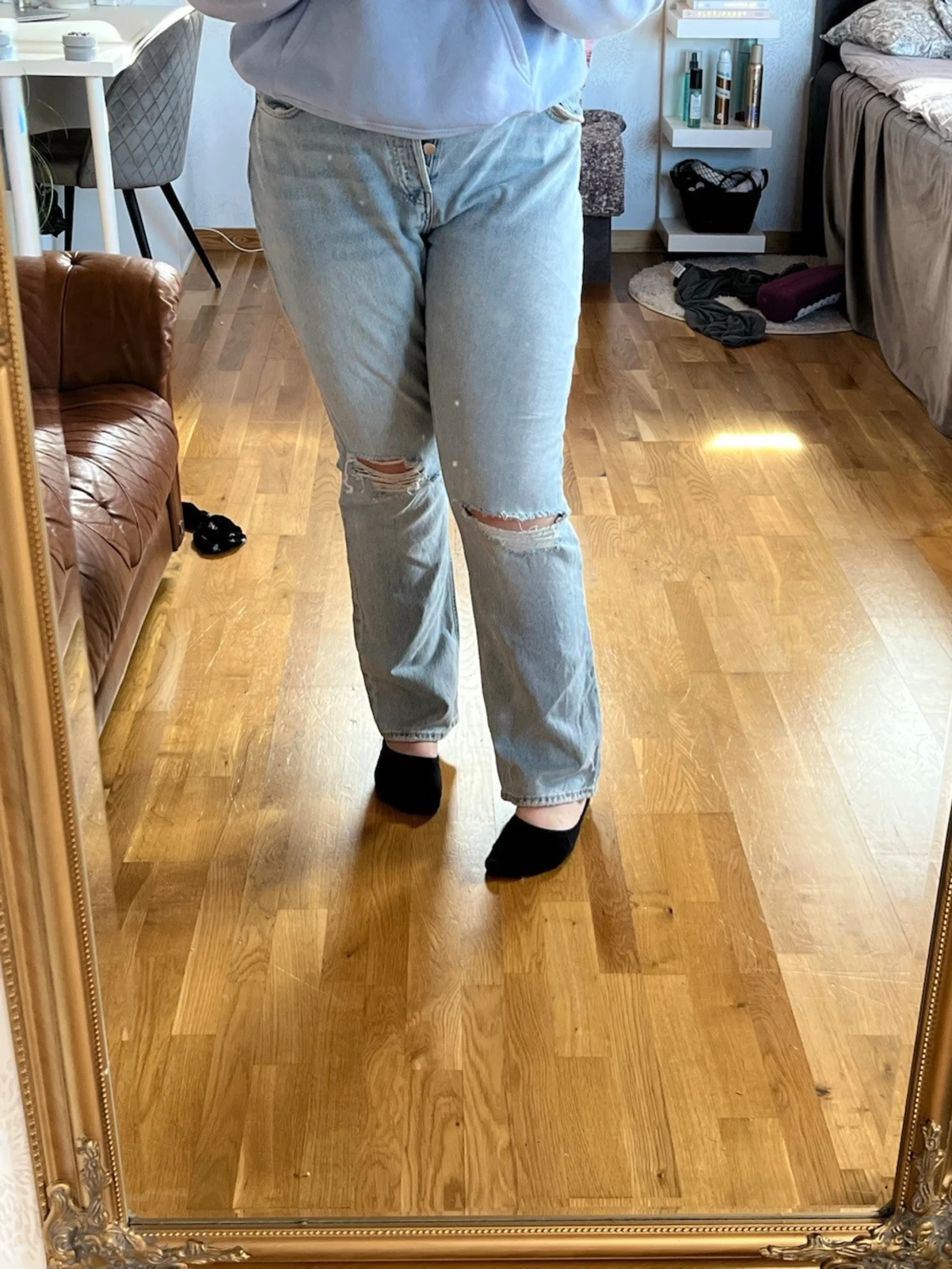 Ljusblå slitna raka jeans - 4