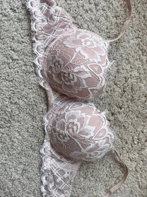 Intimissimi BH - Sååå fin intimissimi bh som bara är använd fåtal gånger. Så söt ljusrosa/beige färg med vita spetsdetaljer! 💕💕💕Den är utan push 💕