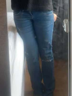 Lågmidjade ltb jeans med slitningar - Säljer ett par blå jeans från LTB med slitna detaljer på knäna och låren. Jeansen har klassisk femficksmodell och normal passform. Perfekta för en avslappnad och trendig look. Står storlek 36 på längden men har klippt av de så att de är ungefär som en 34 i längden. Är lite slitna vid skrevet men syns ej när man har på sig de. Mina ABSOLUTA favorit jeans men måste tyvärr sälja de nu❣️