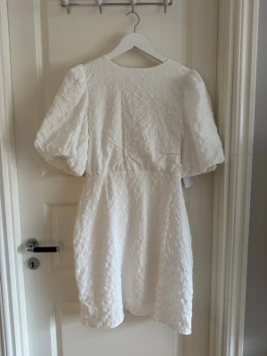 Student klänning - Vit klänning som passar perfekt till student eller examen, helt ny!