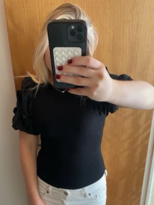 Body med puffärm💗 - Jättesnygg body, bara använd två gånger. Storlek M men passar S/M! 