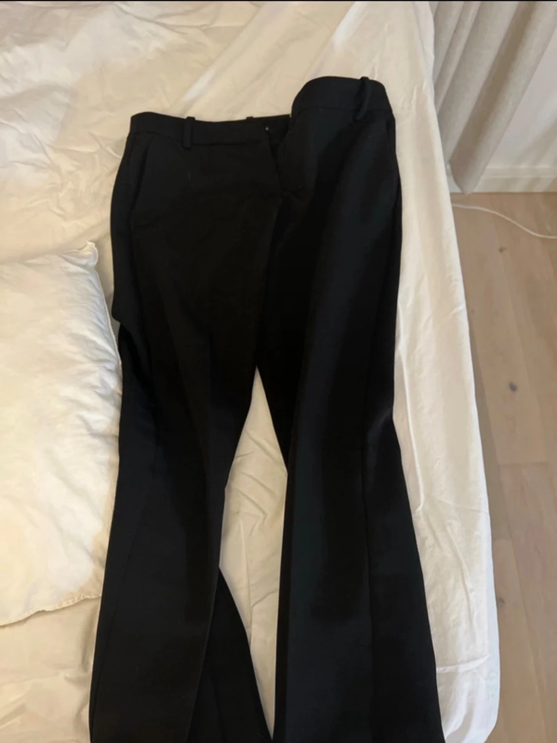 Svarta kostymbyxor med raka ben