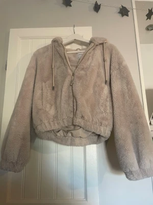 Beige teddyjacka från Bershka - Supermjuk beige teddyjacka från Bershka. Jackan är använd någon enstaka gång. Säljes för att jag inte använder den längre. 